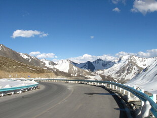 蜿蜒公路穿行雪山之间