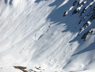 雪山陡坡壮丽雪景画面