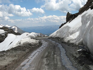 雪山间的泥泞崎岖山路