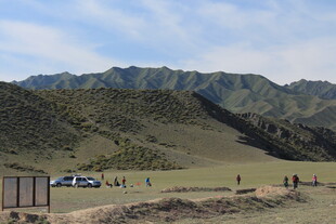 草原上的车辆与远山风景