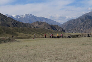 草原上的人群与壮丽山脉