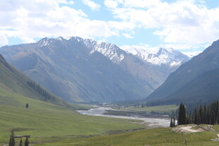 壮丽山谷雪山自然风光