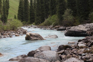 山间溪流与嶙峋怪石