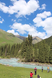 山间河畔的欢乐徒步之旅