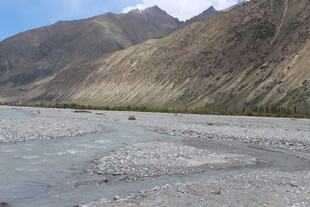 山间浅滩 尽显自然之美