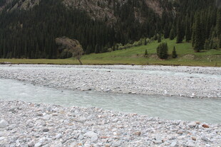 山间清澈溪流与碎石景观