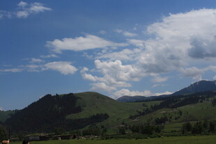 蓝天白云下的青山美景