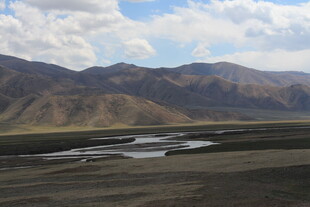 广袤山川间的蜿蜒河流
