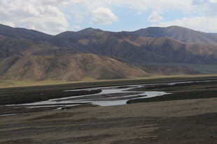 壮丽河谷与远山风景