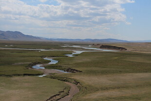 广袤草原间蜿蜒的河流