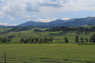 草原山峦风景图