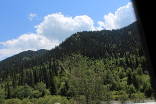 青山翠林间的蓝天美景