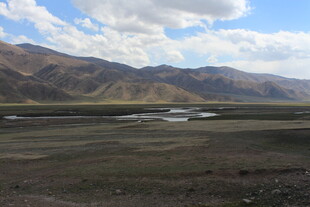 广袤山川间的开阔河谷