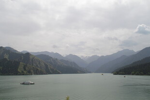 山水间的静谧湖泊风光