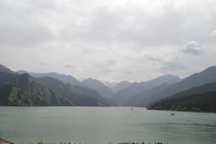 山水相依的宁静湖景