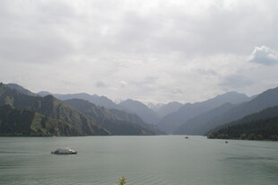 山水湖景 一叶扁舟悠游