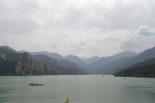 山水间的宁静江景