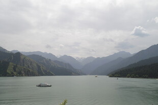山水间的宁静湖景