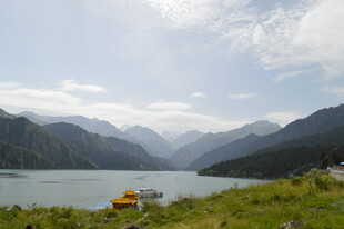 湖畔青山间的多彩船只