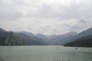 山水相依的壮阔湖景