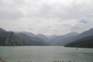 山水相依的秀丽湖景