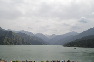 高山环绕的宁静湖泊景观
