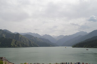 山水湖畔人群景观