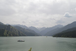 山水间的宁静江面