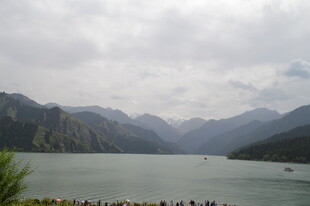 山水相依的秀丽湖景