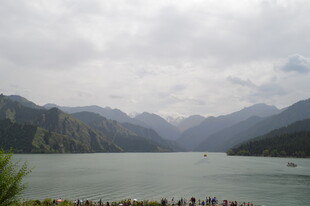 山水湖畔游人景