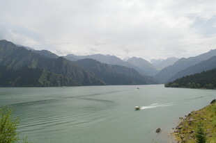 山水间的宁静湖景