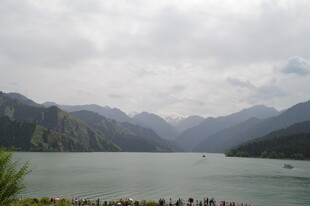 山水湖畔人群景