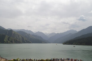 山水相依的秀丽湖景