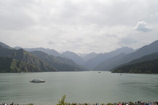 山水间的宁静湖景