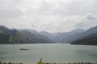 山水相依的宁静湖泊风光