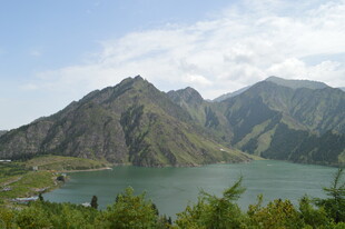 高山湖泊壮丽自然景观