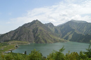 高山环绕的碧绿湖泊