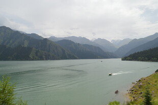 青山绿水间的静谧湖泊