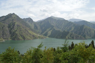 青山绿水间的秀丽湖景