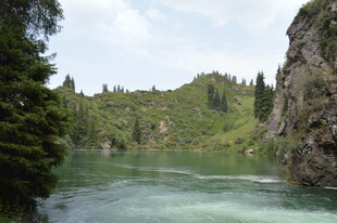 青山绿水间的宁静河流
