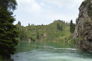 青山绿水间的宁静河流