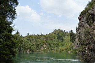 青山绿水间的秀丽河谷
