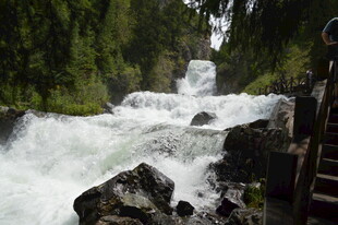 山间瀑布水流湍急