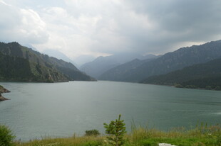 高山湖泊风光秀丽