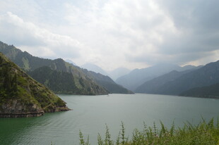 青山绿水间的宁静湖泊