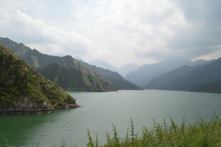 青山绿水间的宁静湖泊