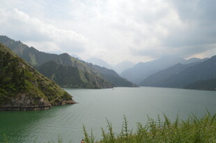 青山绿水间的宁静湖泊