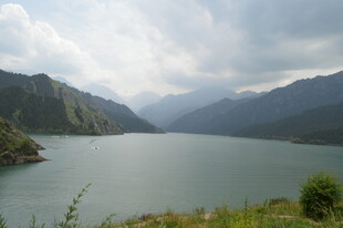 山水相依的秀丽湖景