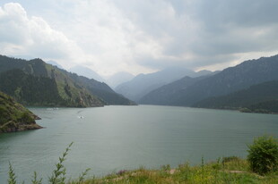 山水相依的秀丽湖景