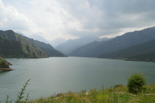 山水相依的静谧湖景